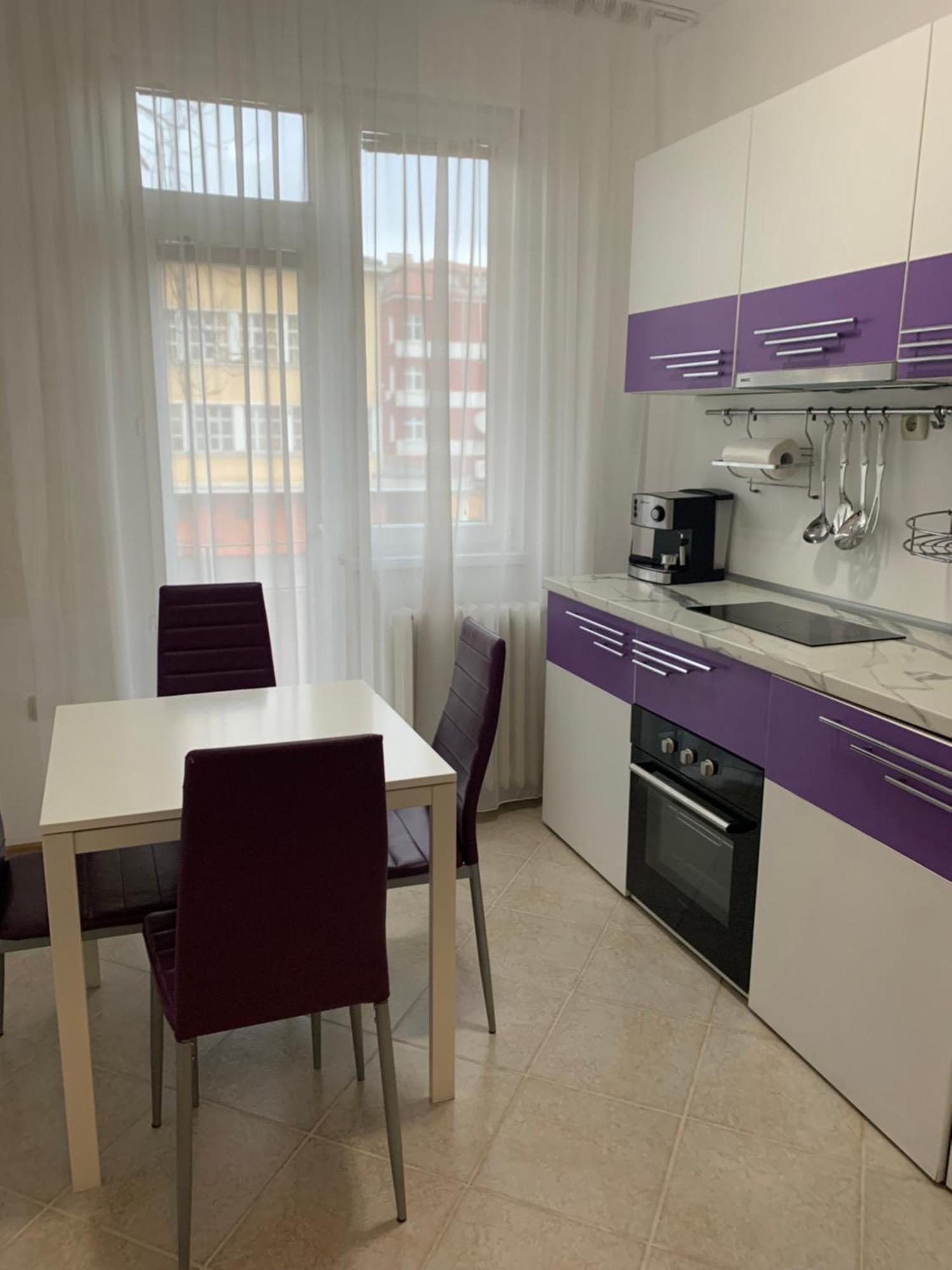 Purple Heart In The Center. King Size Bed! Apartament
